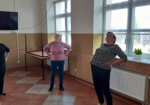 Seniorzy z Klubu "Senior+" w Brenicy ćwiczą na sali w budynku Klubu.